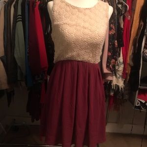Cute women’s burgundy/white dress